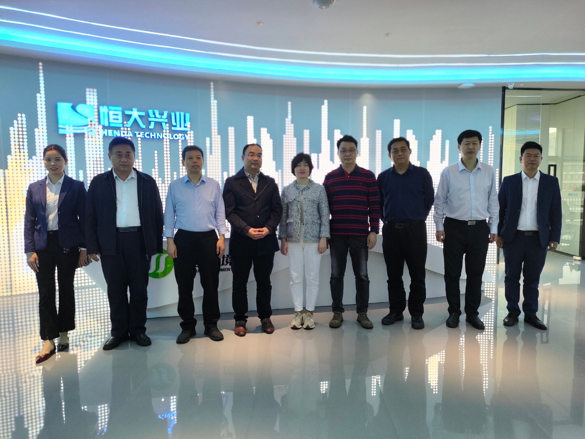 和记官网环保合影 和记官网环保合影